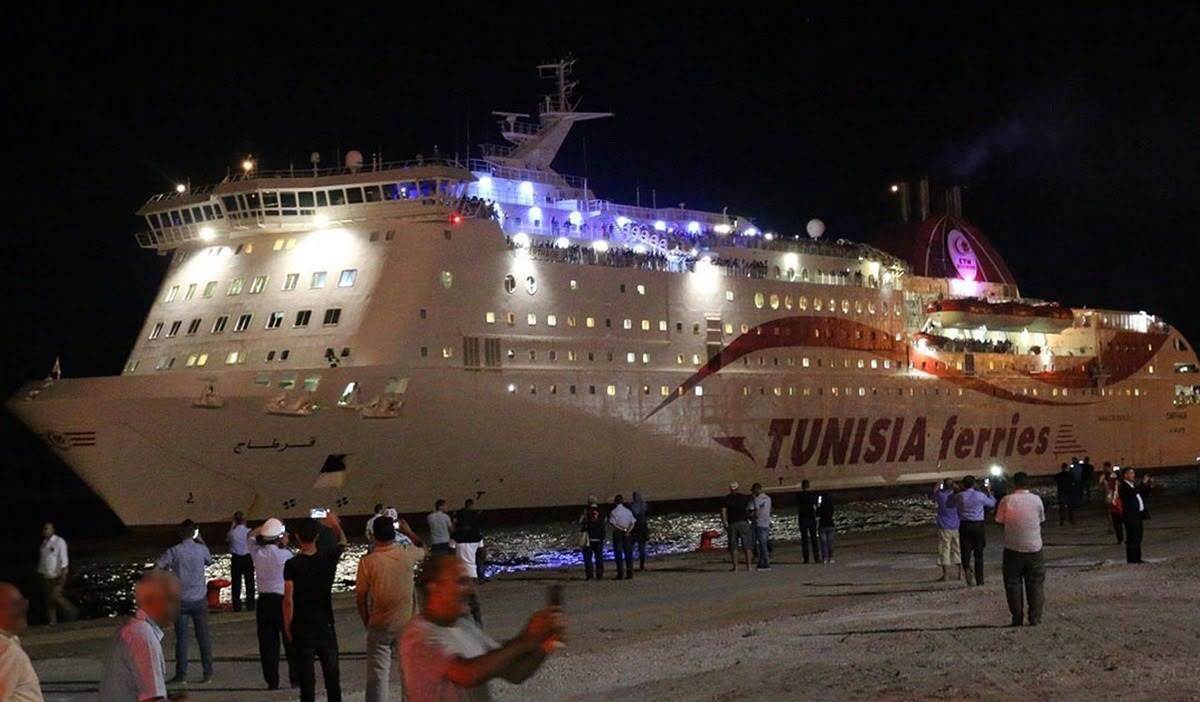 Arrivée d'un navire Tunisia Ferries au port de Zarzis — photo réelle