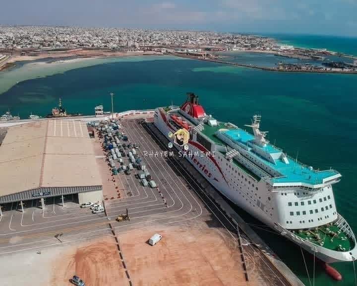 Vue aérienne du port de Zarzis avec un navire CTN — photo réelle
